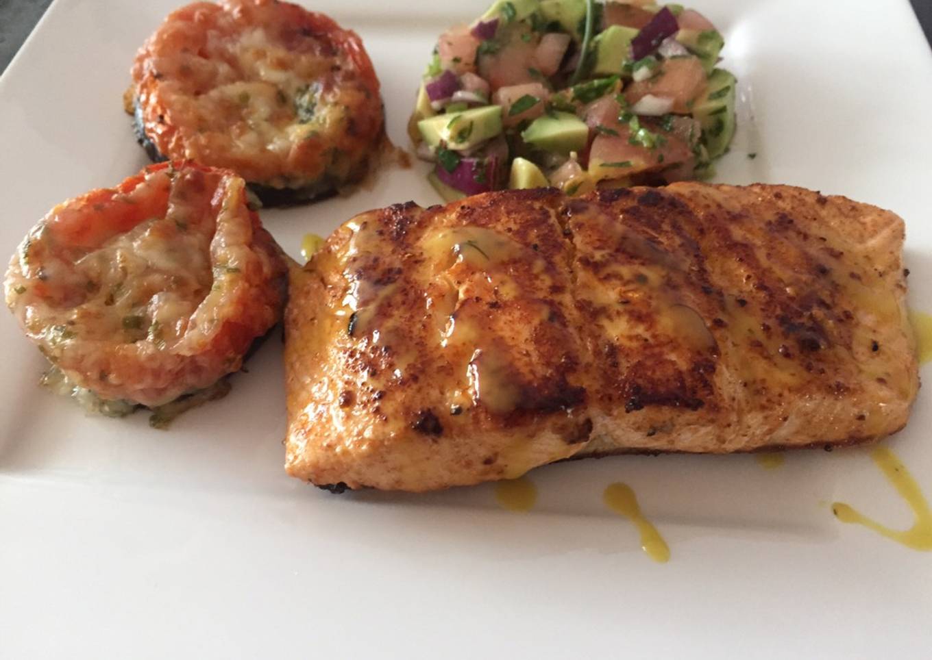 Salmón a la plancha, montadito de berenjena y esalada de aguacate
