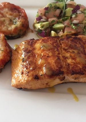 Foto principal de Salmón a la plancha, montadito de berenjena y esalada de aguacate