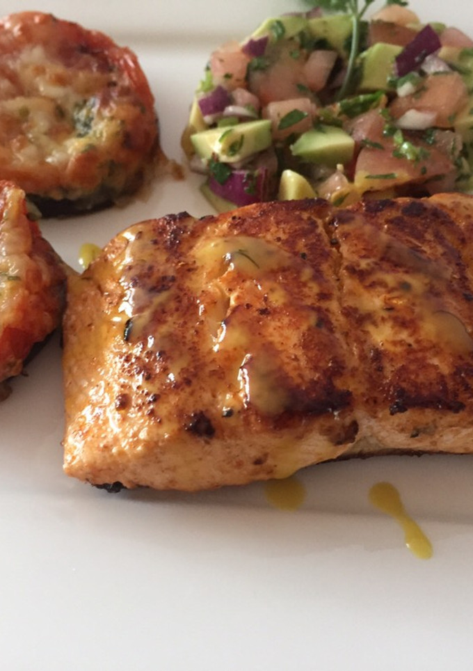 Una foto de Salmón a la plancha, montadito de berenjena y esalada de aguacate