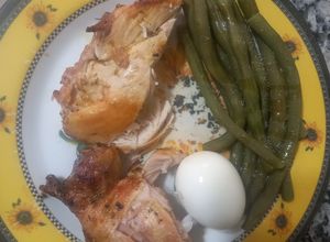 Una foto de Pollo Horneado al Limón con Chauchas y Huevos Duros