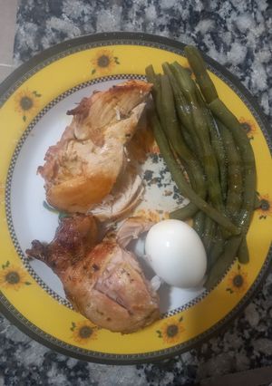 Una foto de Pollo Horneado al Limón con Chauchas y Huevos Duros