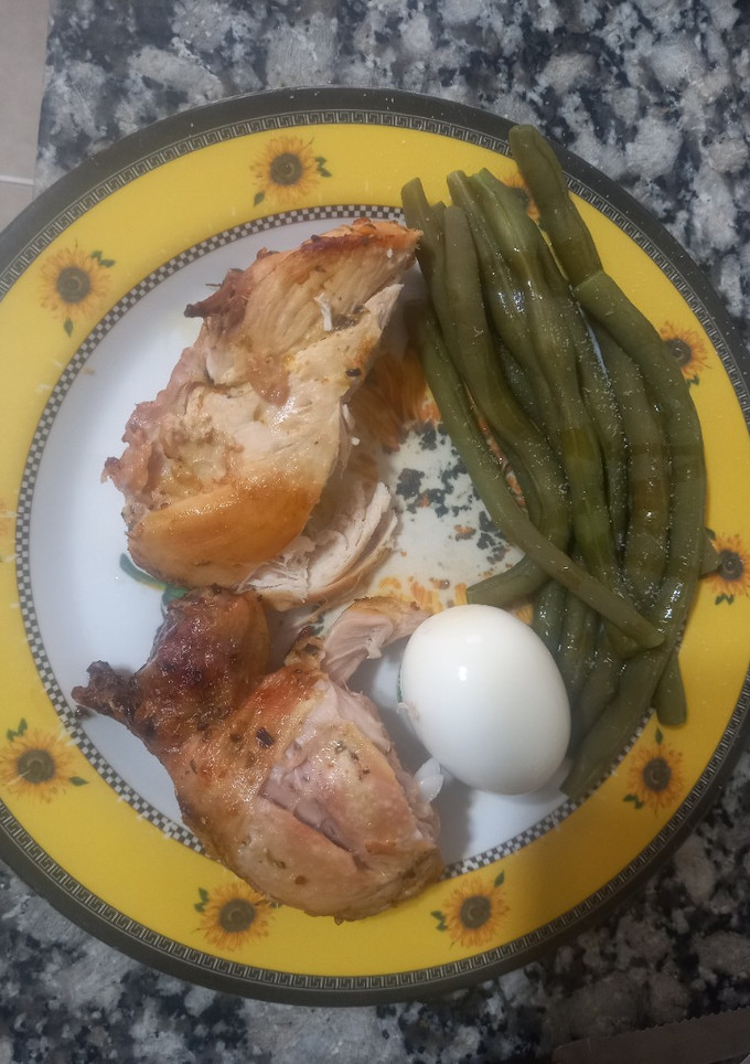 Una foto de Pollo Horneado al Limón con Chauchas y Huevos Duros