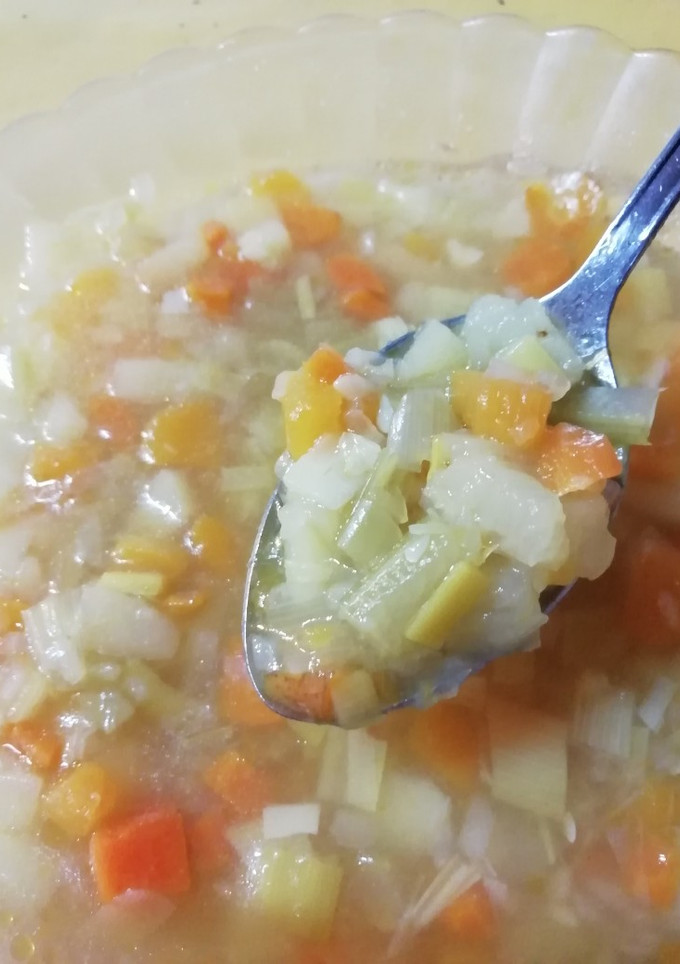 Una foto de Sopa de verduras casera, muy fácil de hacer y además saludable!