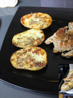 Una foto de Contramuslo de pollo deshuesado con patatas al grill doble