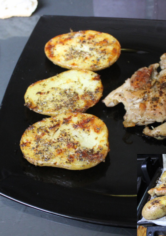 Una foto de Contramuslo de pollo deshuesado con patatas al grill doble