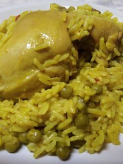Una foto de Arroz con pollo y cúrcuma (fácil y económico) 🍗🍚🍴