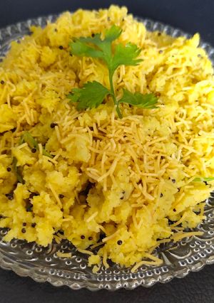 સેવ ખમણી (sev khamani recipe in gujarati) રેસીપી મુખ્ય ફોટો