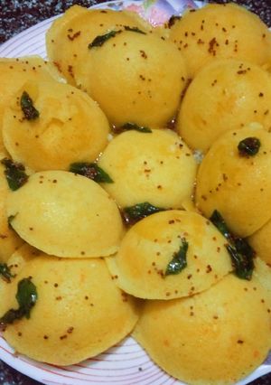 A picture of Idli dhokla.