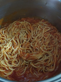 Una foto de Espaguetis con salsa de tomate y atún
