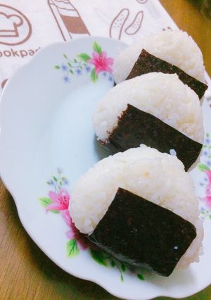 Hình của món Onigiri Kimbap.