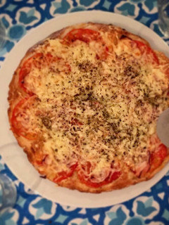Una foto de Hojaldre de pavo y tomate natural sin gluten 🌾🍅🧀