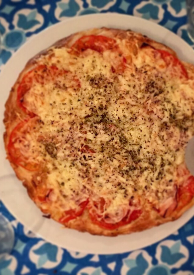 Una foto de Hojaldre de pavo y tomate natural sin gluten 🌾🍅🧀