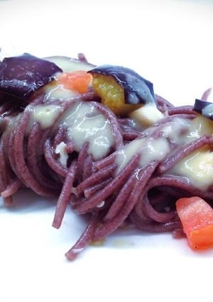 Foto di Spaghetti venere con orata, crema di belga e melanzane fritte