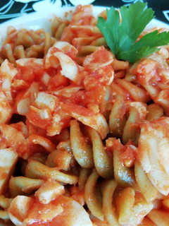 Una foto de Macarrones vegetales con huevos duros y tomate frito