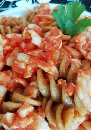 Foto principal de Macarrones vegetales con huevos duros y tomate frito