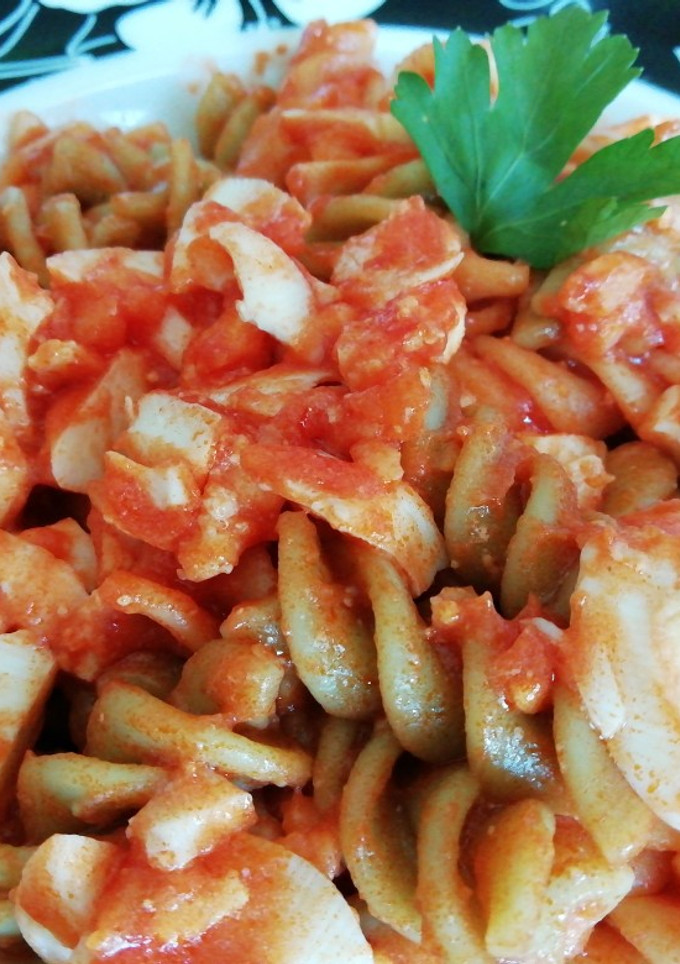 Una foto de Macarrones vegetales con huevos duros y tomate frito