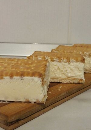 O poză a rețetei Înghețată în biscuiți.