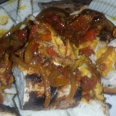 A picture of Gasashiyar doya (roasted yam) & miyar gasashiyar kifi.