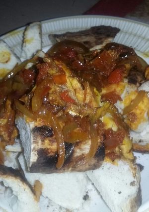 A picture of Gasashiyar doya (roasted yam) & miyar gasashiyar kifi.
