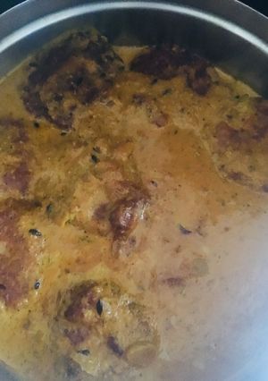 A picture of Malai kofta curry.