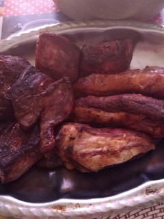 Una foto de Asado al horno con puré de papas y ensalada de tomate y huevo