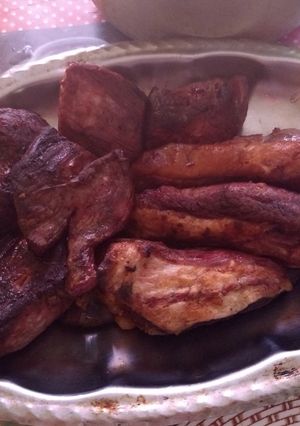Una foto de Asado al horno con puré de papas y ensalada de tomate y huevo