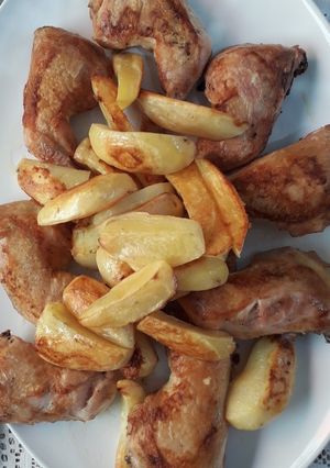 Una foto de Pollo al horno con papas