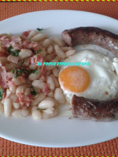 Una foto de Alubias con butifarra con mi toque especial