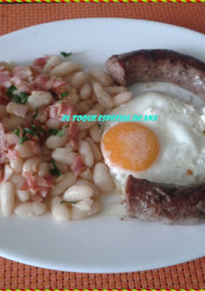 Una foto de Alubias con butifarra con mi toque especial