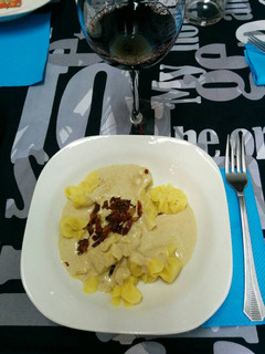 Una foto de Sacchettini con salsa roquefort y setas