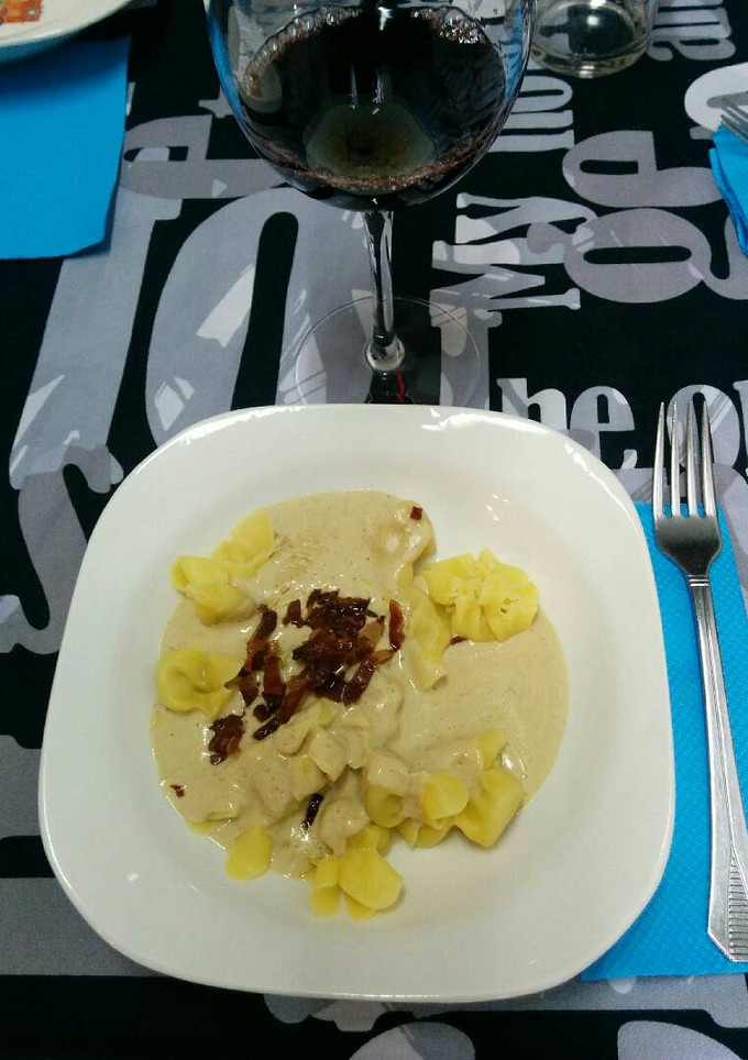 Una foto de Sacchettini con salsa roquefort y setas