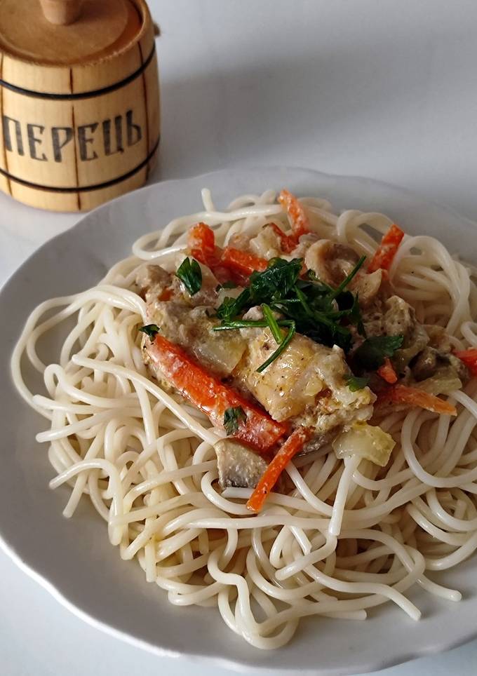 Спагеті з грибною підливою на сметані 🍝