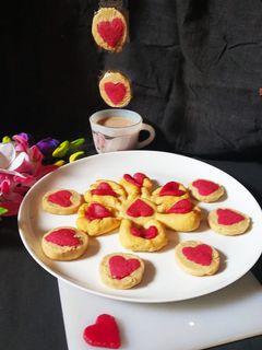 ভ্যানিলা হার্ট কুকিজ (Vanilla heart cookies recipe in Bengali) রেসিপির প্রধান ছবি