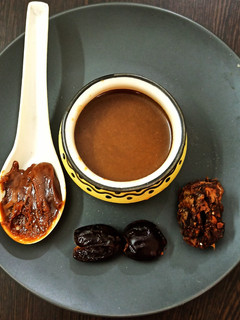 खजूर इमली की चटनी(khajoor imli ki chutney recipe in hindi) रेसिपी मुख्य फोटो