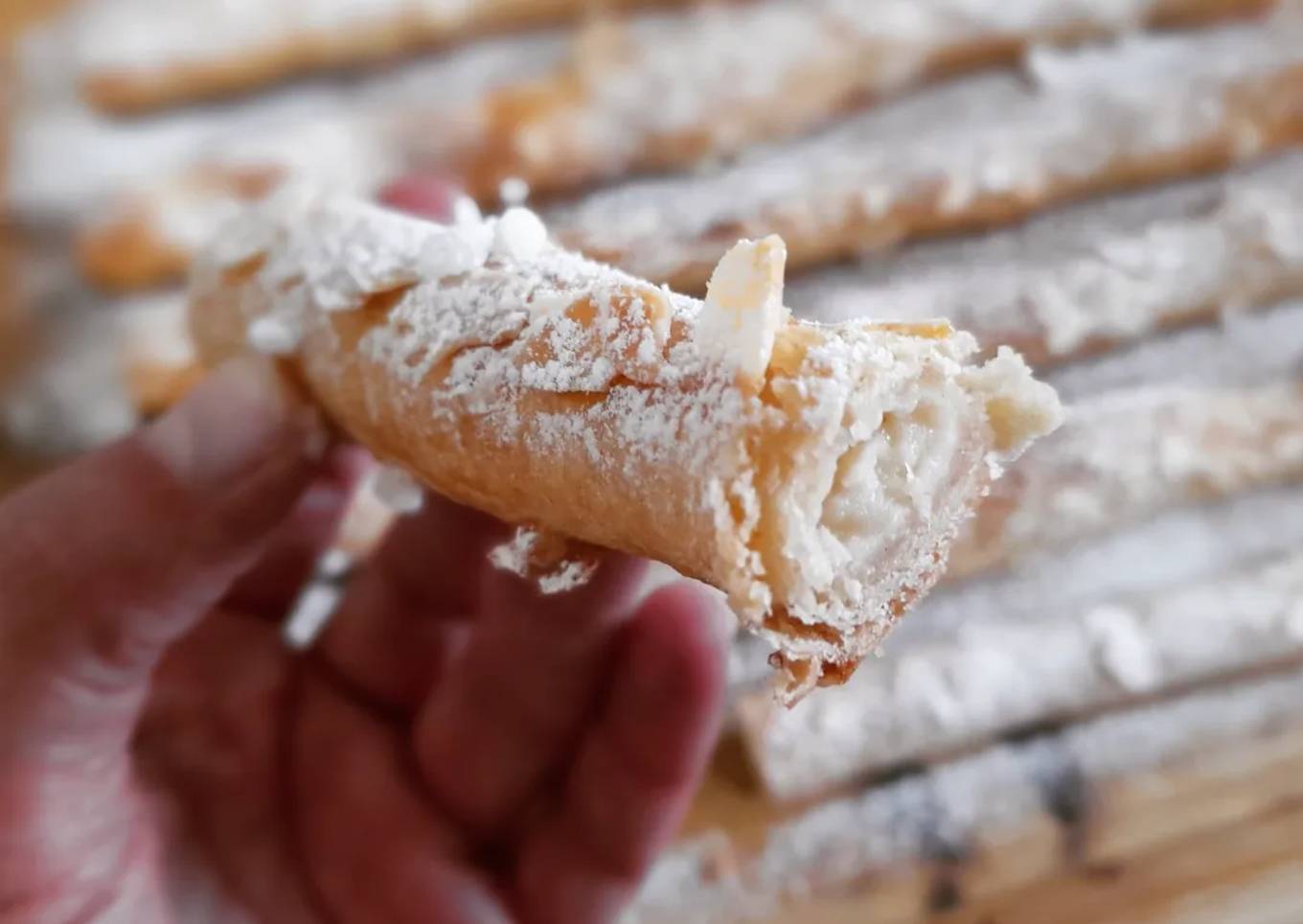 Cañas anisadas rellenas de crema con almendras