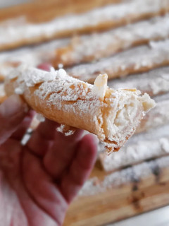 Una foto de Cañas anisadas rellenas de crema con almendras