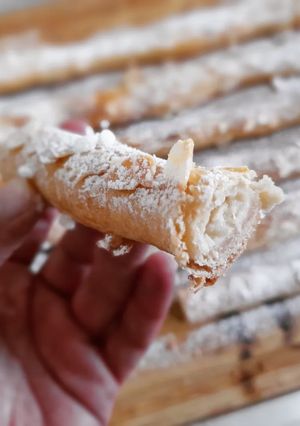 Una foto de Cañas anisadas rellenas de crema con almendras