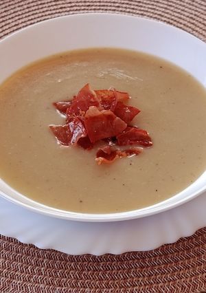 Cukkínis burgonyakrémleves sonkachipsszel recept fotója