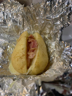 Una foto de Papas rellenas de tocino y queso. Perfectas para parrillada