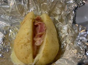 Una foto de Papas rellenas de tocino y queso. Perfectas para parrillada