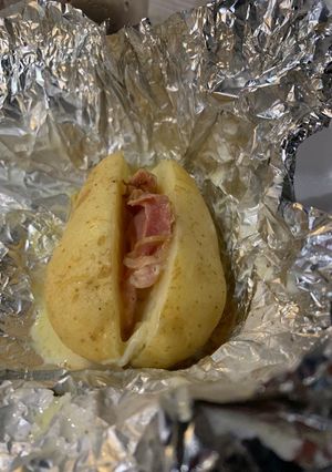 Una foto de Papas rellenas de tocino y queso. Perfectas para parrillada