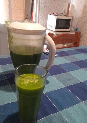 Una foto de Licuado con espinaca y frutos
