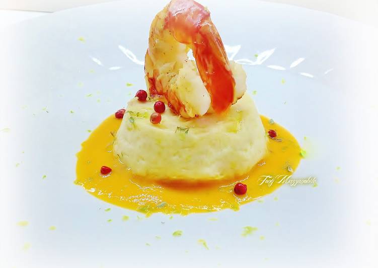 Tortino morbido di cavolfiore e gamberi con crema di datterini