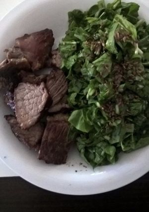 Una foto de Carne al horno al vino blanco, con ensalada y sésamo tostado!😍