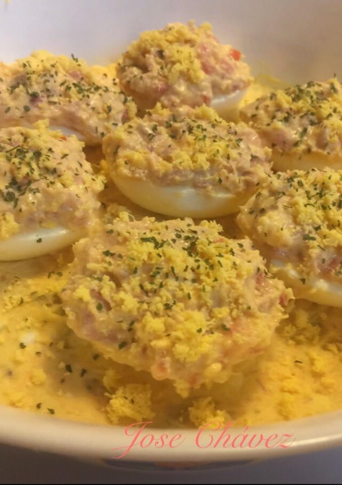 Una foto de Ensaladilla con Huevos rellenos