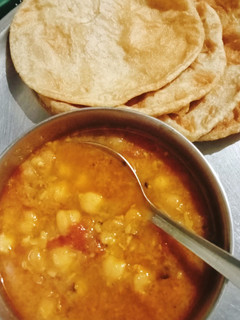 छोले पूरी (chole poori recipe in Hindi) रेसिपी मुख्य फोटो