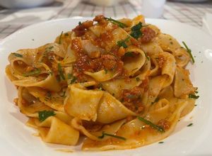 Foto di Pappardelle al Ragù di Salsiccia e Pomodori Freschi