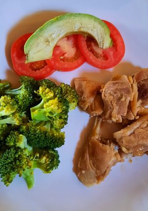 Una foto de Pollo y brócoli