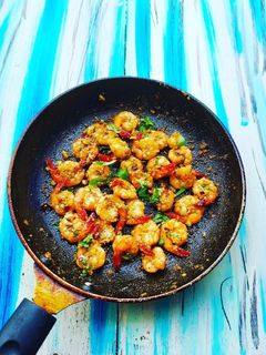 बटर गार्लिक प्रॉन्स (butter garlic prawns recipe in marathi) रेसिपी चे मुख्य फोटो 