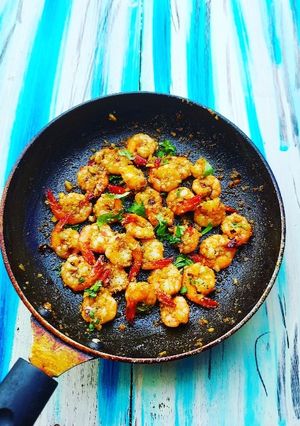 बटर गार्लिक प्रॉन्स (butter garlic prawns recipe in marathi) रेसिपी चे मुख्य फोटो 